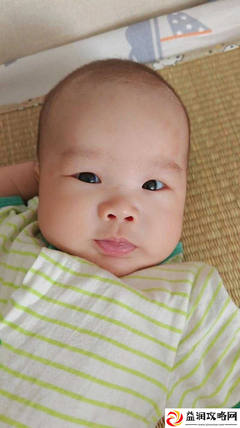 宝宝把腿抬起来靠墙上