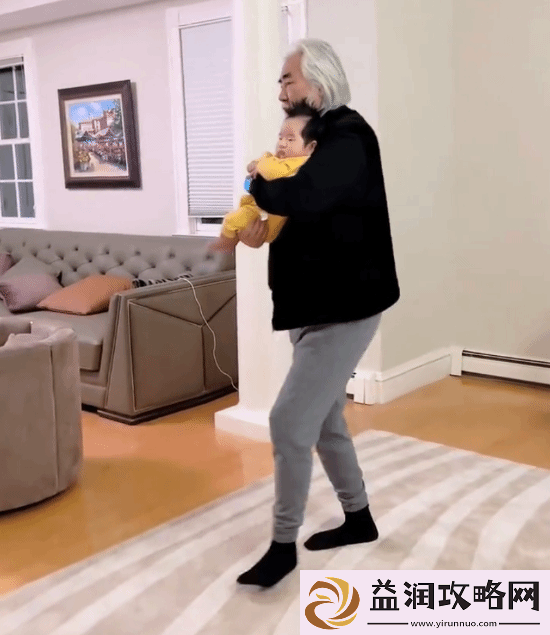 73岁张纪中哄四胎女儿睡觉!穿秋裤跳舞老当益壮！