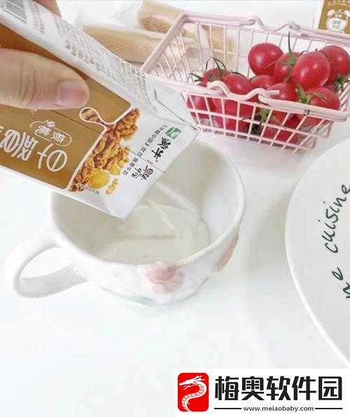 满满牛奶壶