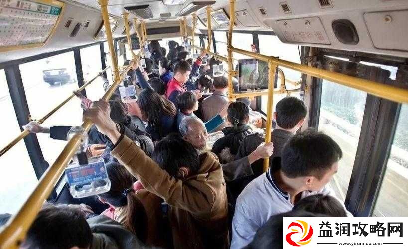 刚下班坐公交车被高