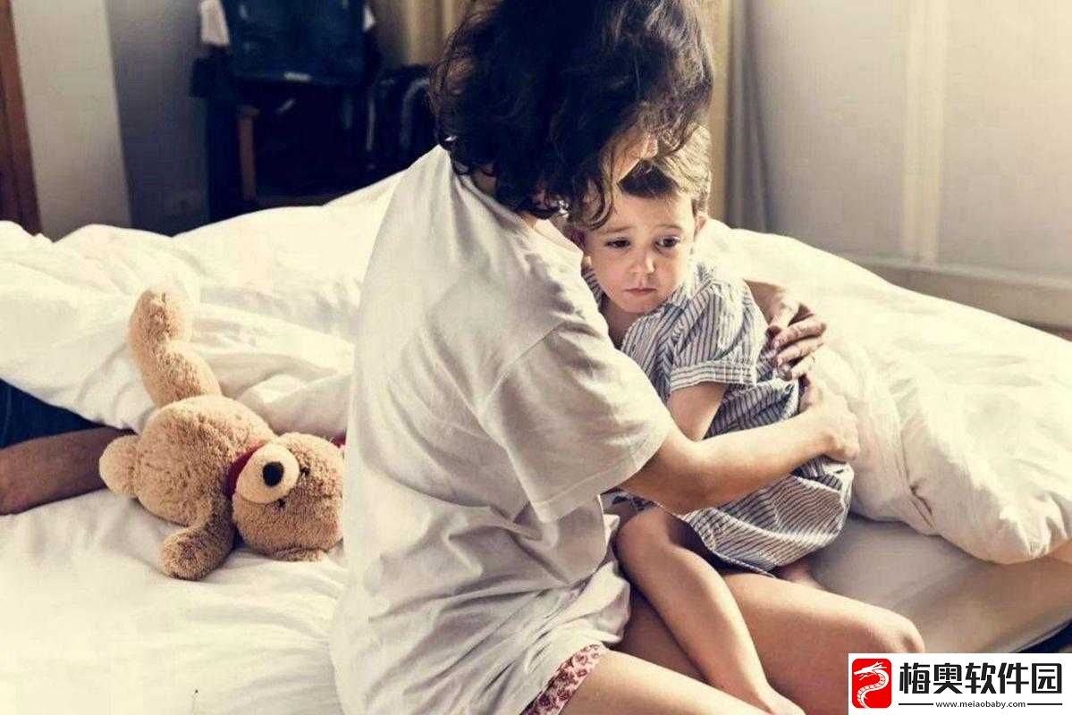 妈妈总是半夜装睡配合孩子