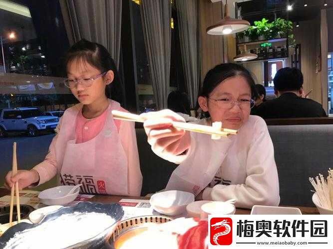 一小孩喂姐姐吃萝卜